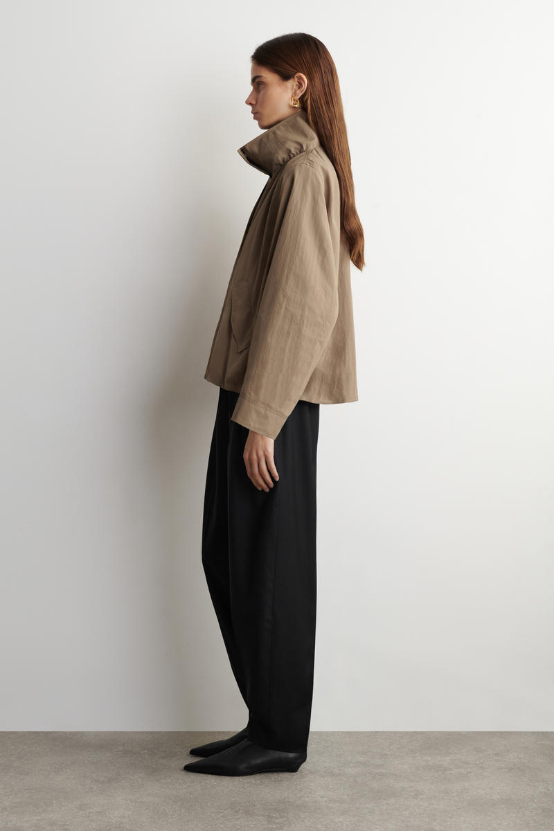 COS ナイロンファンネルネックジャケット