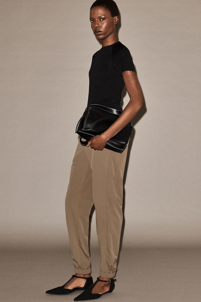 COS テクニカルナイロン バレルレッグパンツ