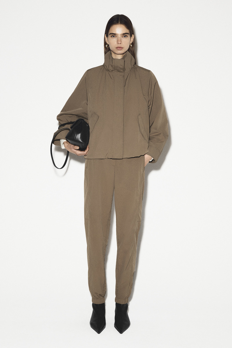 COS テクニカルナイロン バレルレッグパンツ