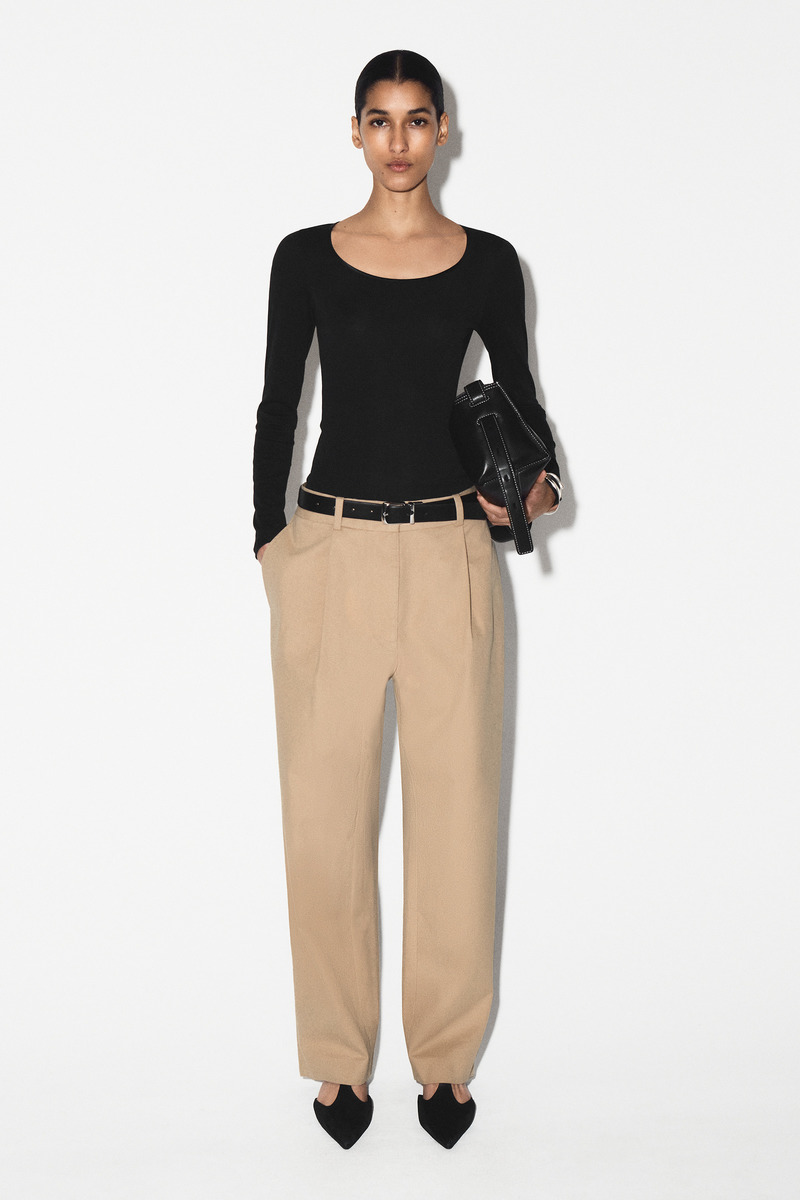 COS コットンツイルテーパードパンツ