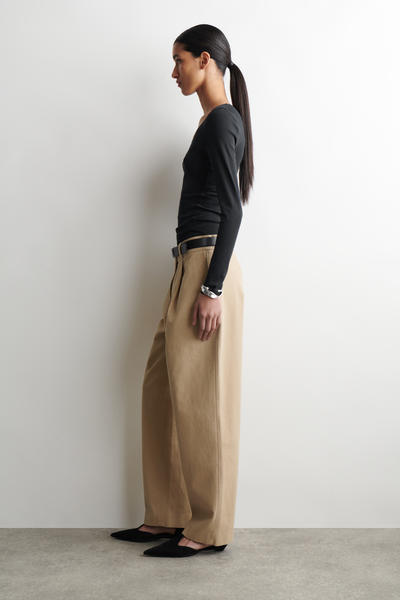 COS コットンツイルテーパードパンツ