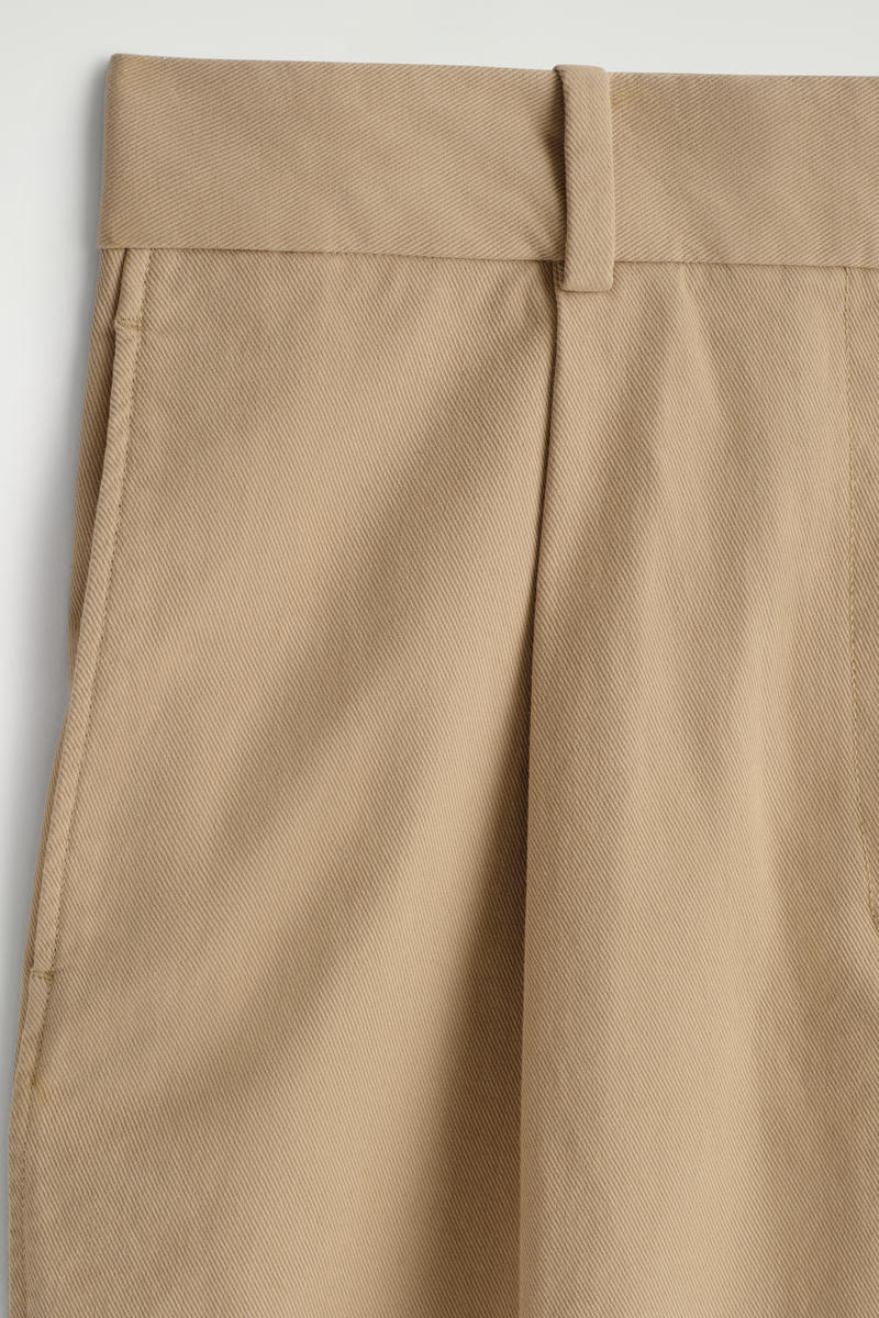 COS コットンツイルテーパードパンツ