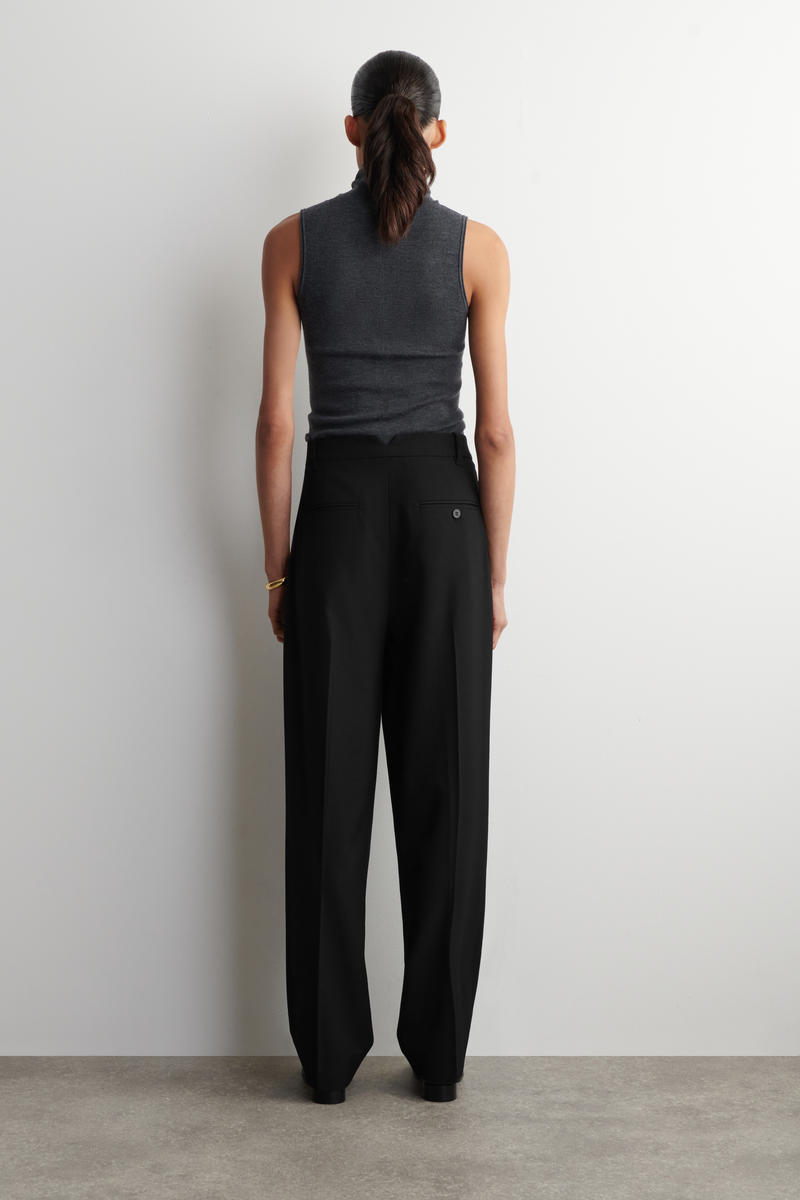 PLEATED WOOL-BLEND TAPERED TROUSERS プリーツ入り テーパードパンツ