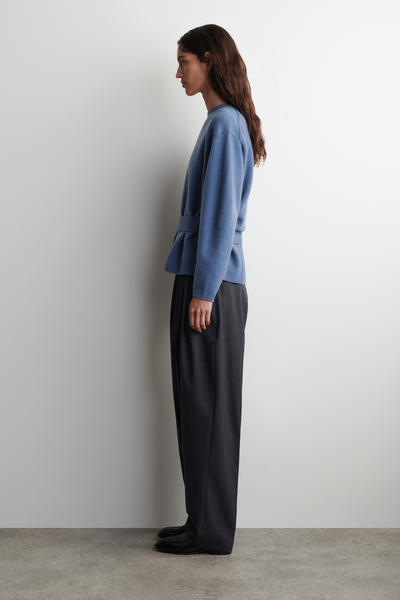 COS ベルト付きメリノウールセーター