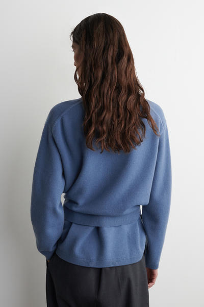 COS ベルト付きメリノウールセーター