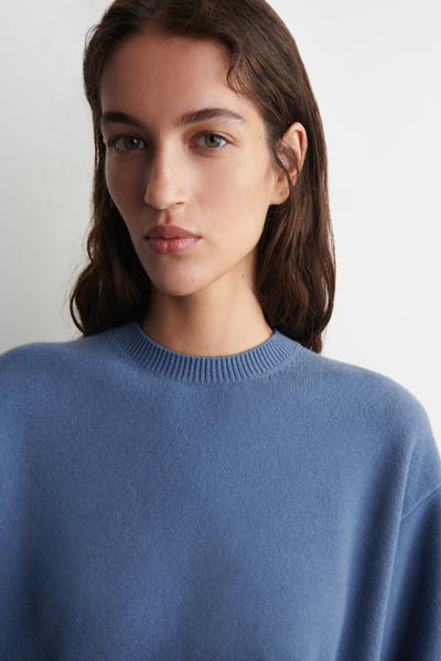 COS ベルト付きメリノウールセーター