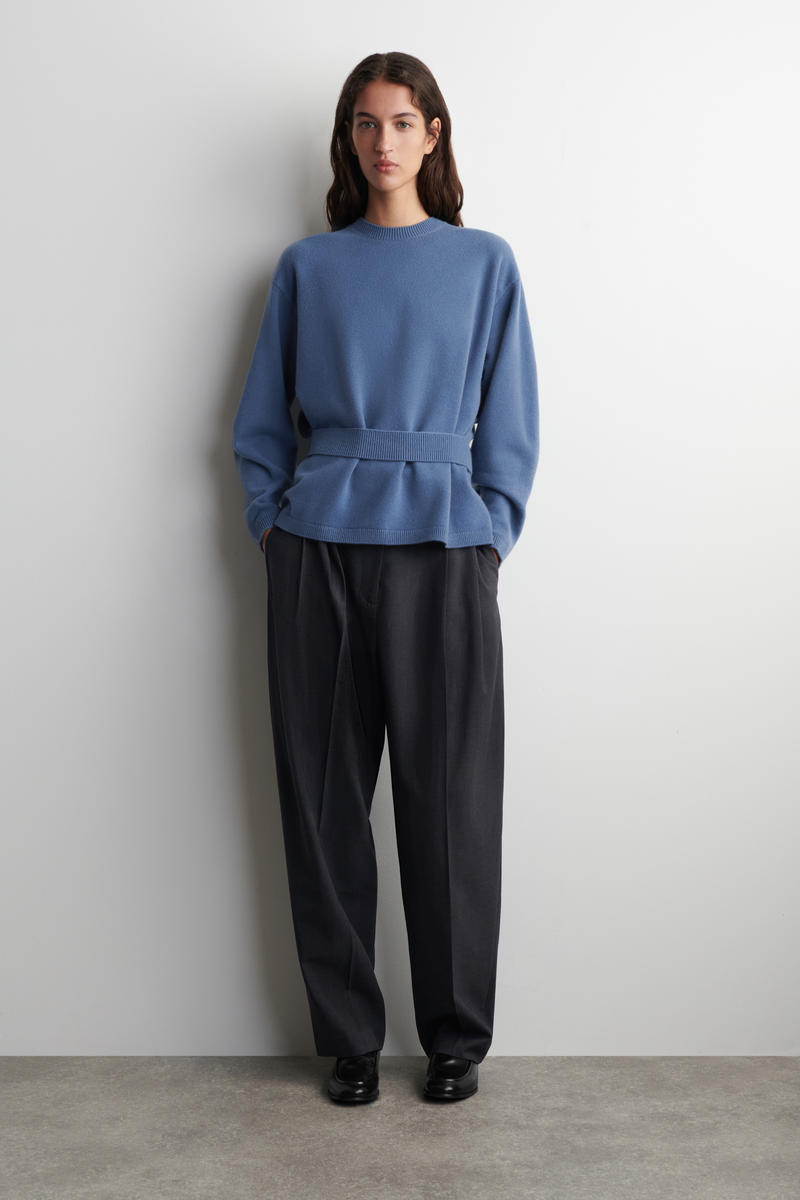 COS ベルト付きメリノウールセーター