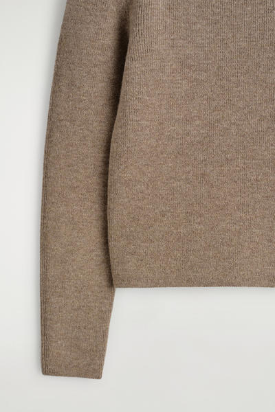 COS スカルプテッドショルダーメリノウールセーター