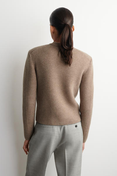 COS スカルプテッドショルダーメリノウールセーター