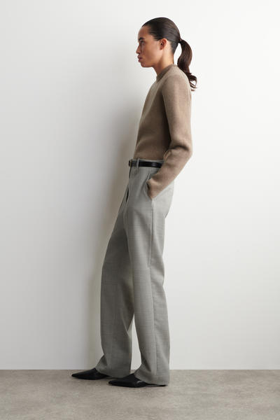 COS スカルプテッドショルダーメリノウールセーター