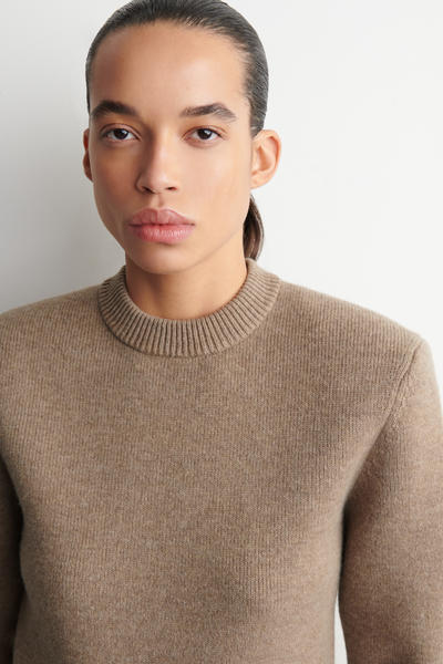 COS スカルプテッドショルダーメリノウールセーター