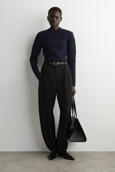 COS スカルプテッドショルダーメリノウールセーター