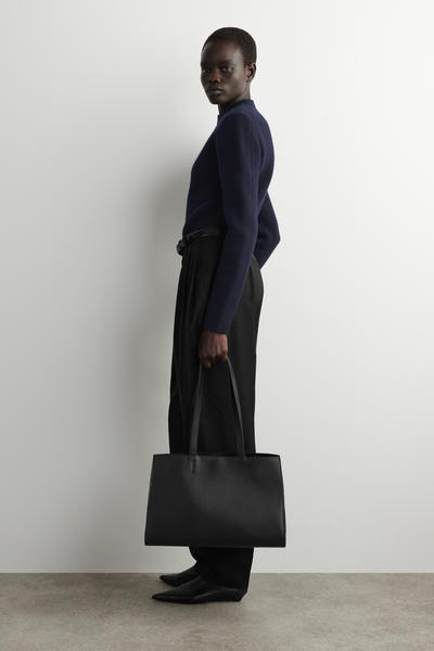 COS スカルプテッドショルダーメリノウールセーター