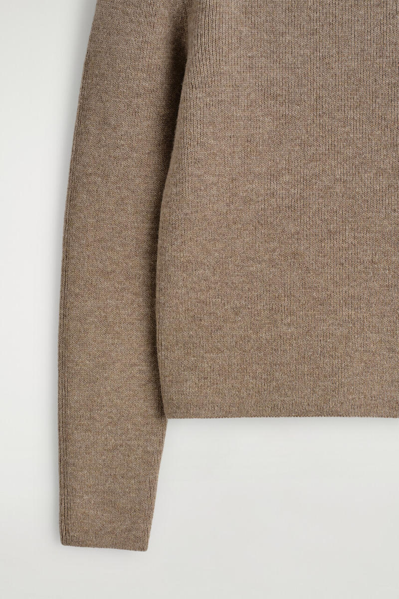 COS スカルプテッドショルダーメリノウールセーター