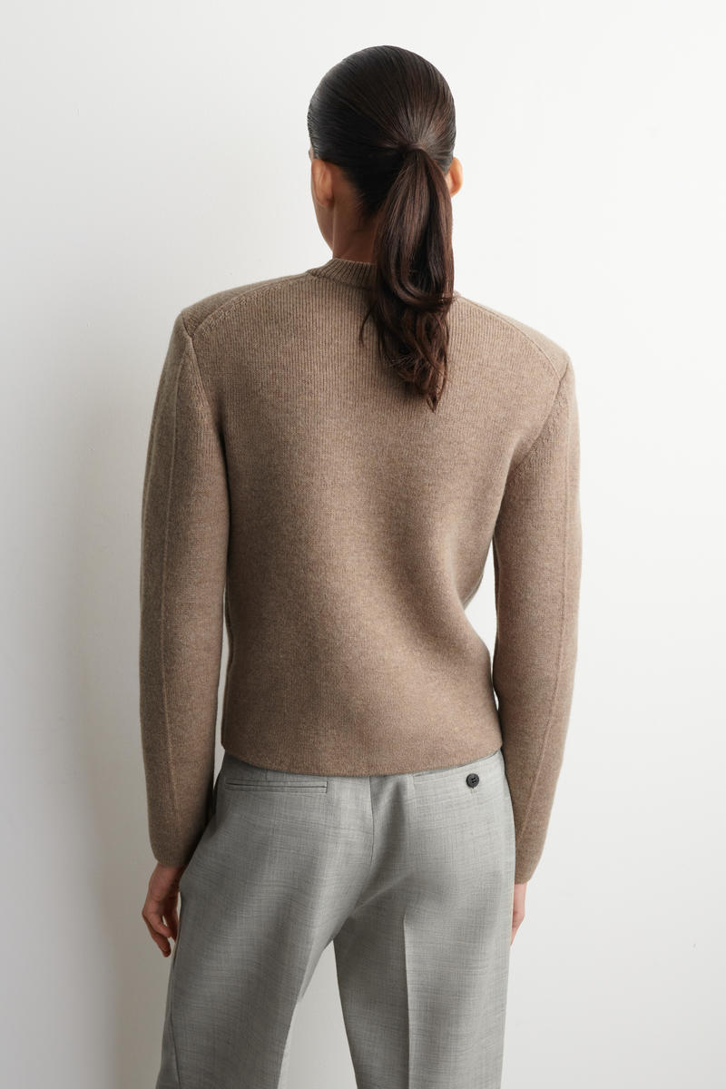 COS スカルプテッドショルダーメリノウールセーター