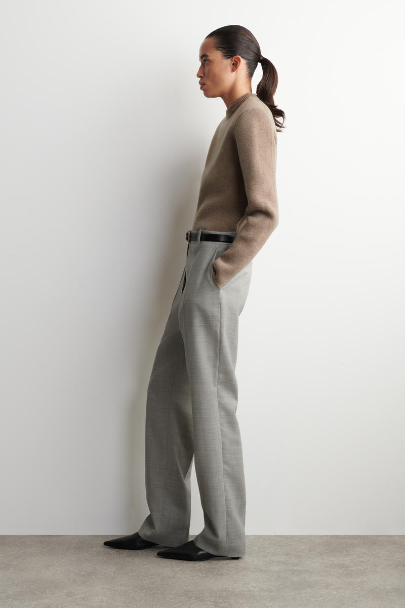 COS スカルプテッドショルダーメリノウールセーター