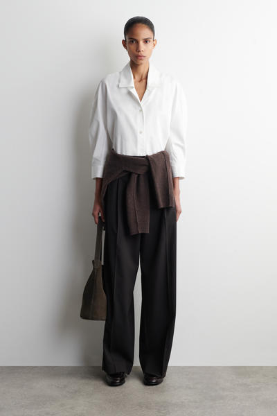 COS 彫刻的なコットンシャツ