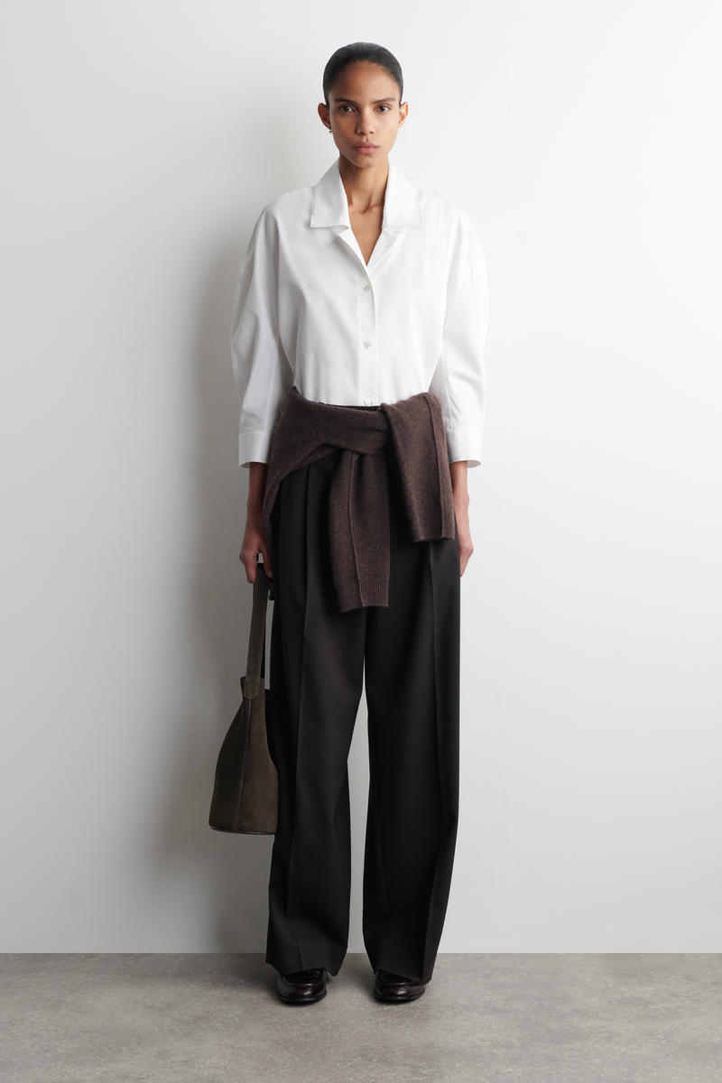 COS 彫刻的なコットンシャツ