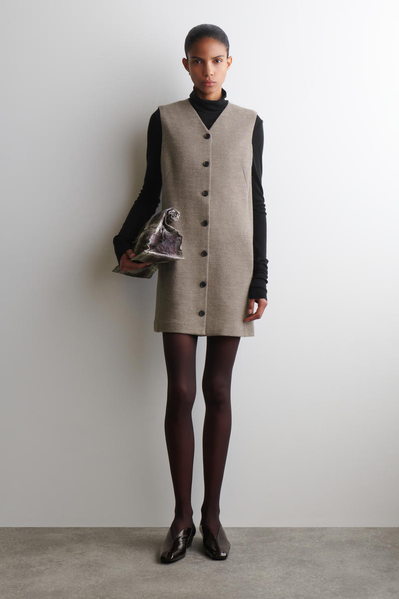 COS メリノウールボタンミニドレス