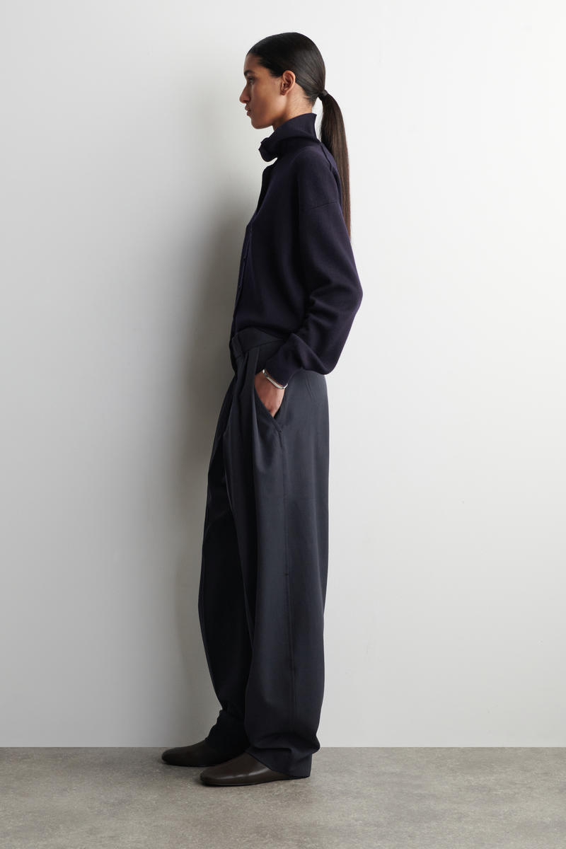 COS プリーツ入り チューリップパンツ -  ウールブレンド素材