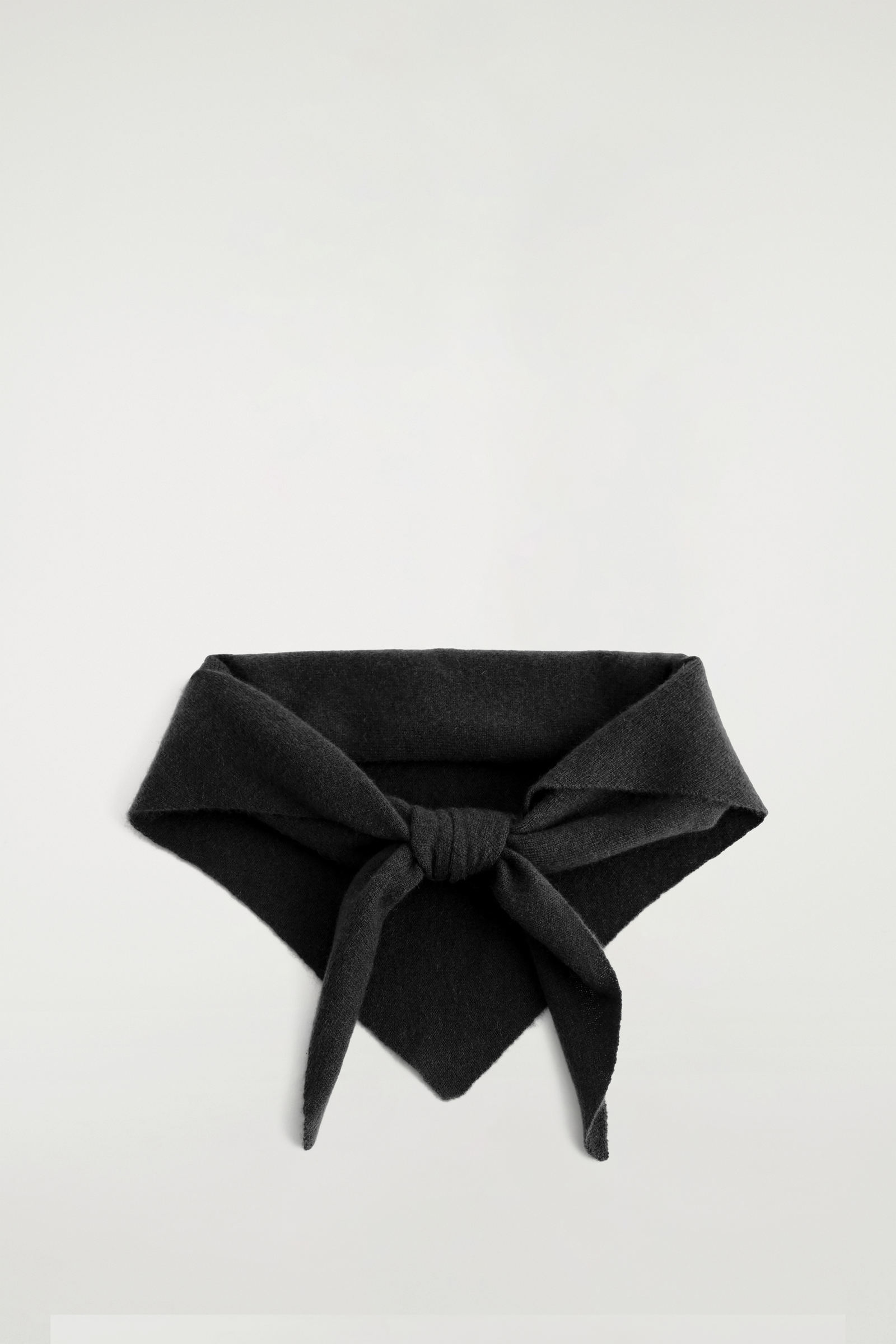 CASHMERE TRIANGLE SCARF カシミヤ三角スカーフ ブラック｜COS コス