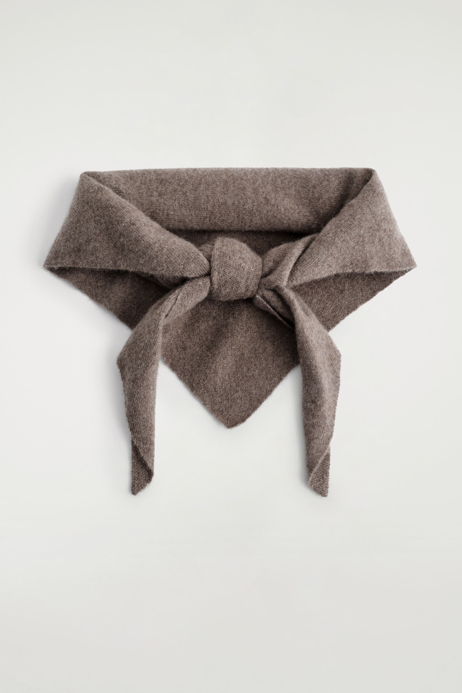 CASHMERE TRIANGLE SCARF カシミヤ三角スカーフ ライトブラウン｜COS