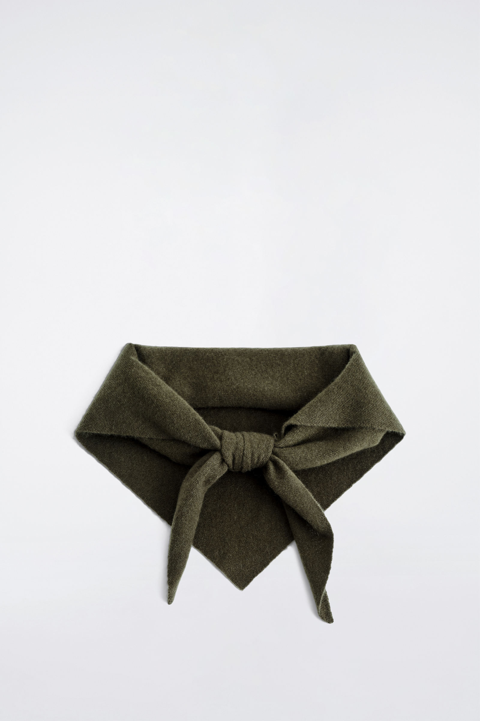 CASHMERE TRIANGLE SCARF カシミヤ三角スカーフ ダークカーキ｜COS