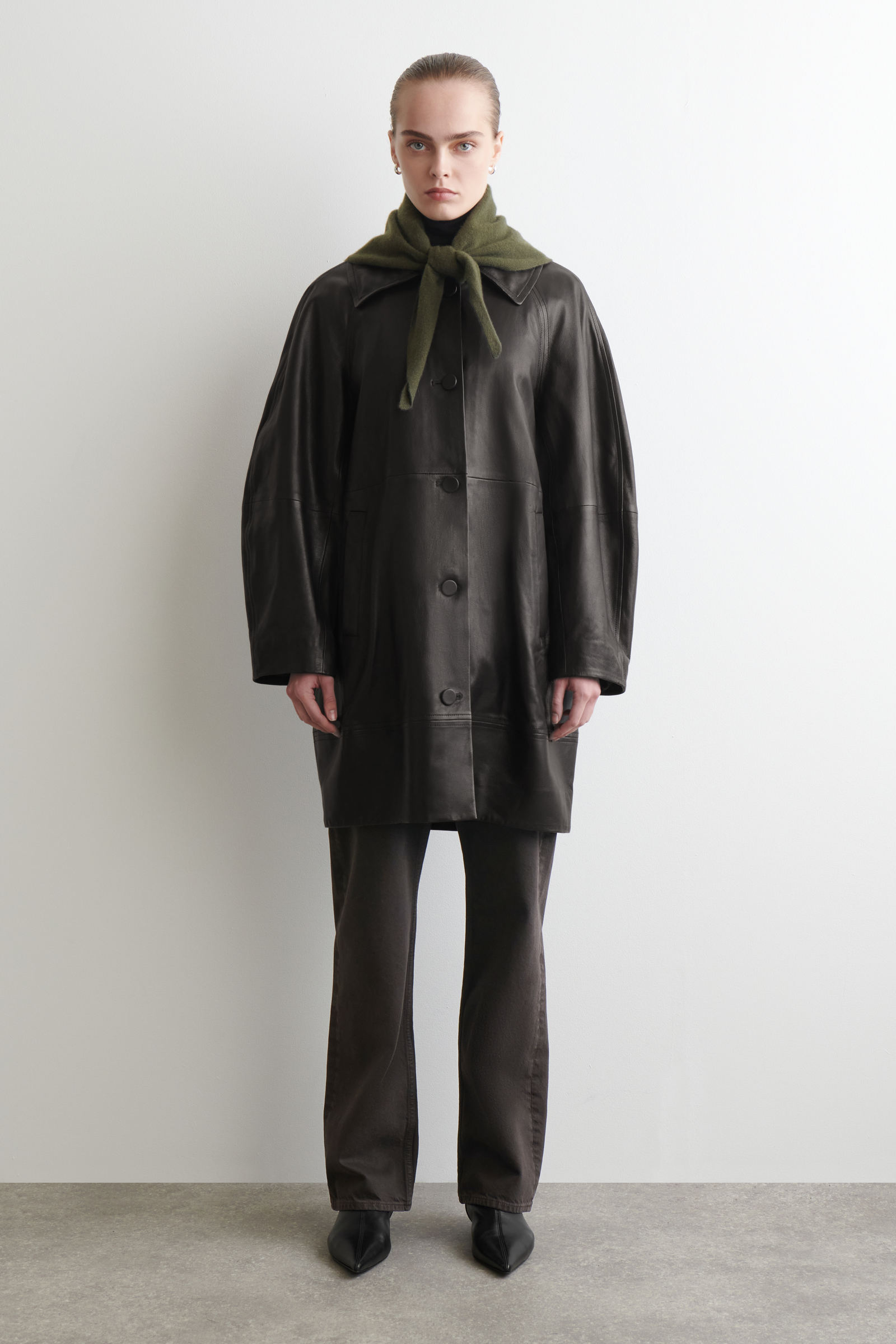 CASHMERE TRIANGLE SCARF カシミヤ三角スカーフ ダークカーキ｜COS