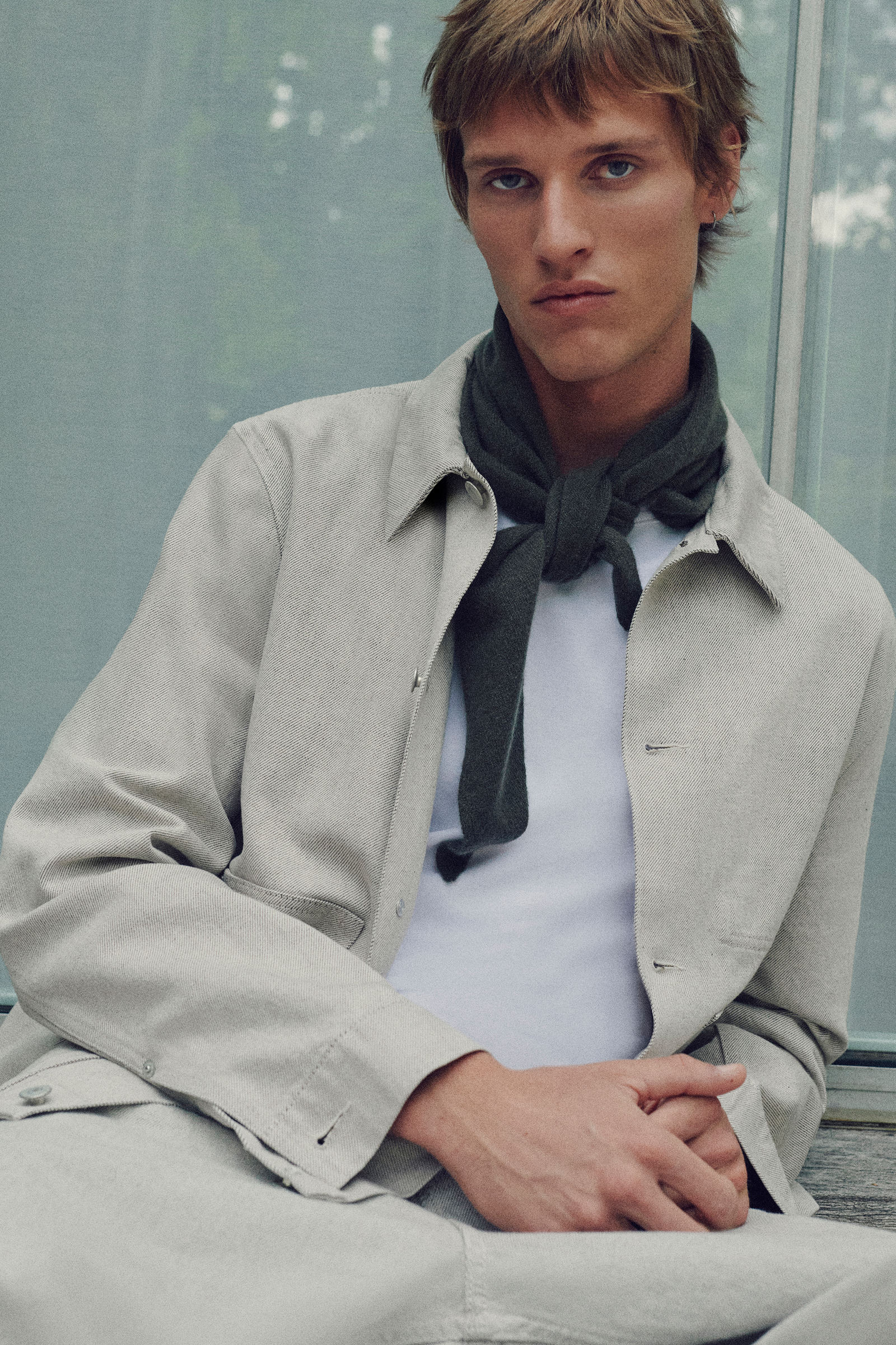 CASHMERE TRIANGLE SCARF カシミヤ三角スカーフ ダークカーキ｜COS