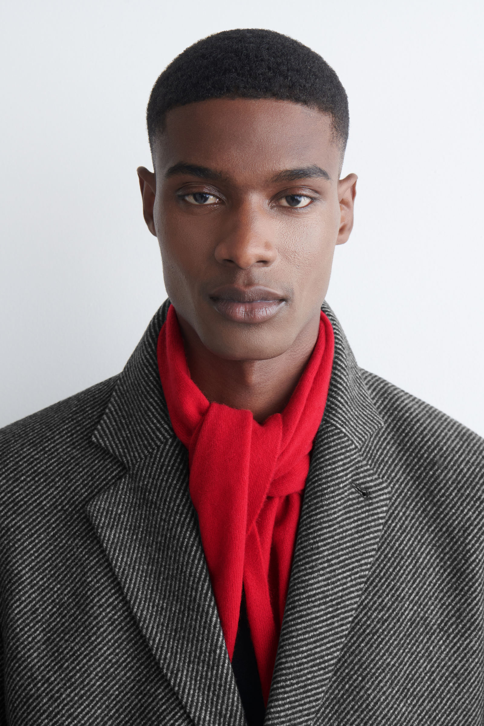 CASHMERE TRIANGLE SCARF カシミヤ三角スカーフ レッド｜COS コス 公式