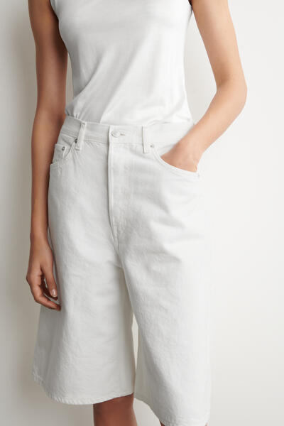 COS ニーレングス デニムショートパンツ