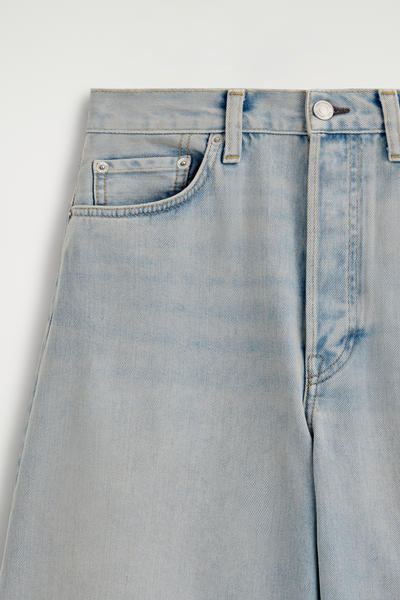 COS ニーレングス デニムショートパンツ