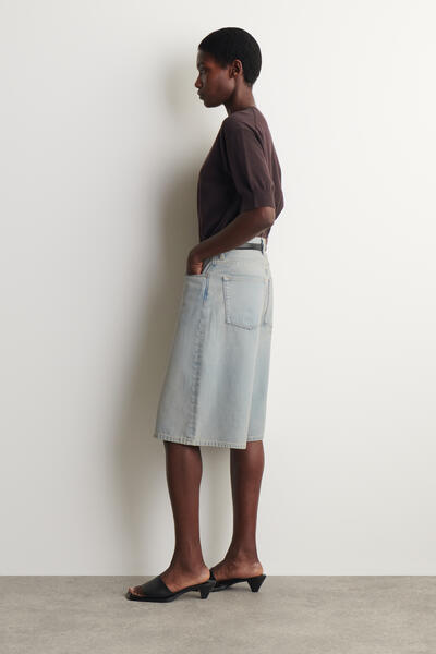 COS ニーレングス デニムショートパンツ