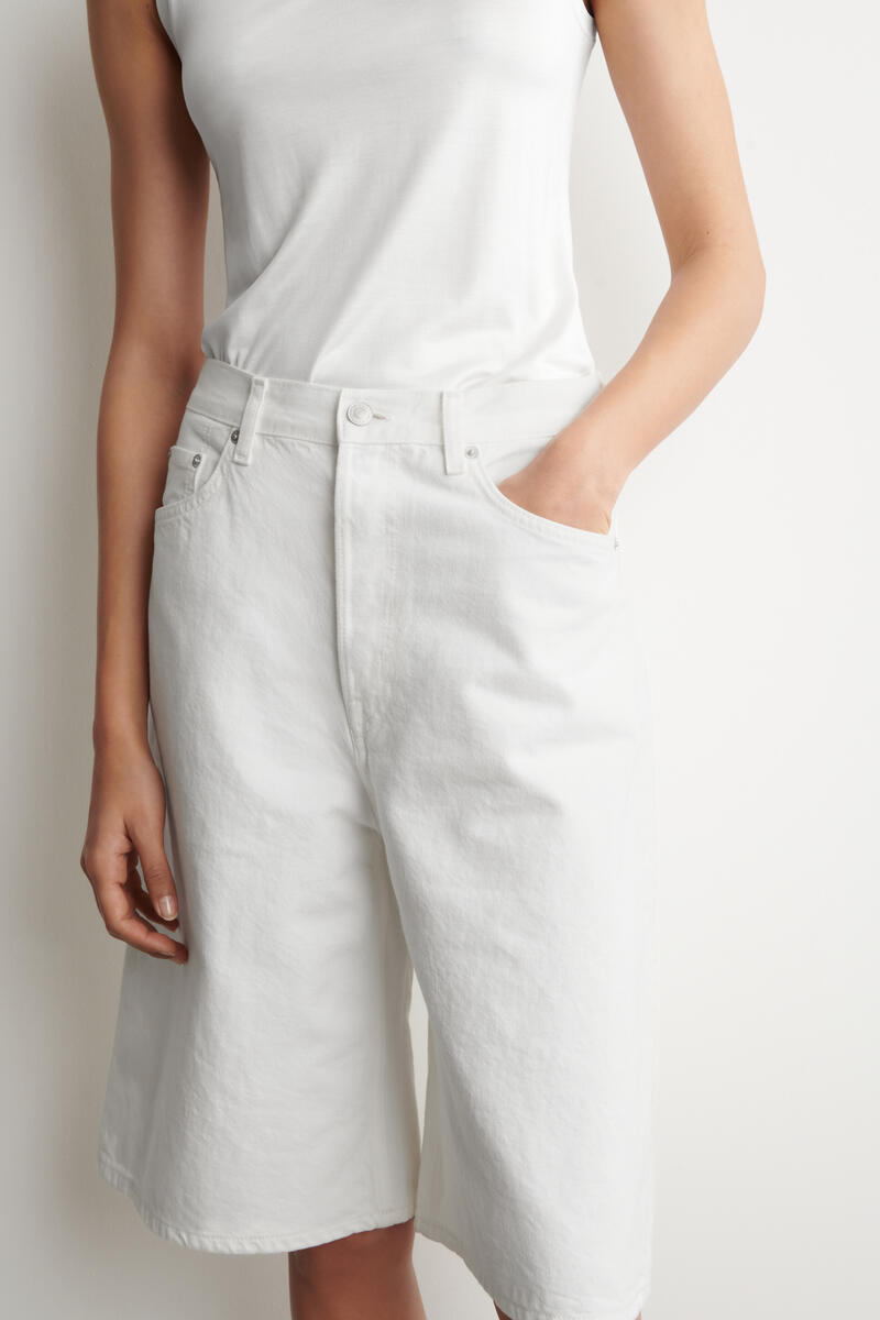 COS ニーレングス デニムショートパンツ