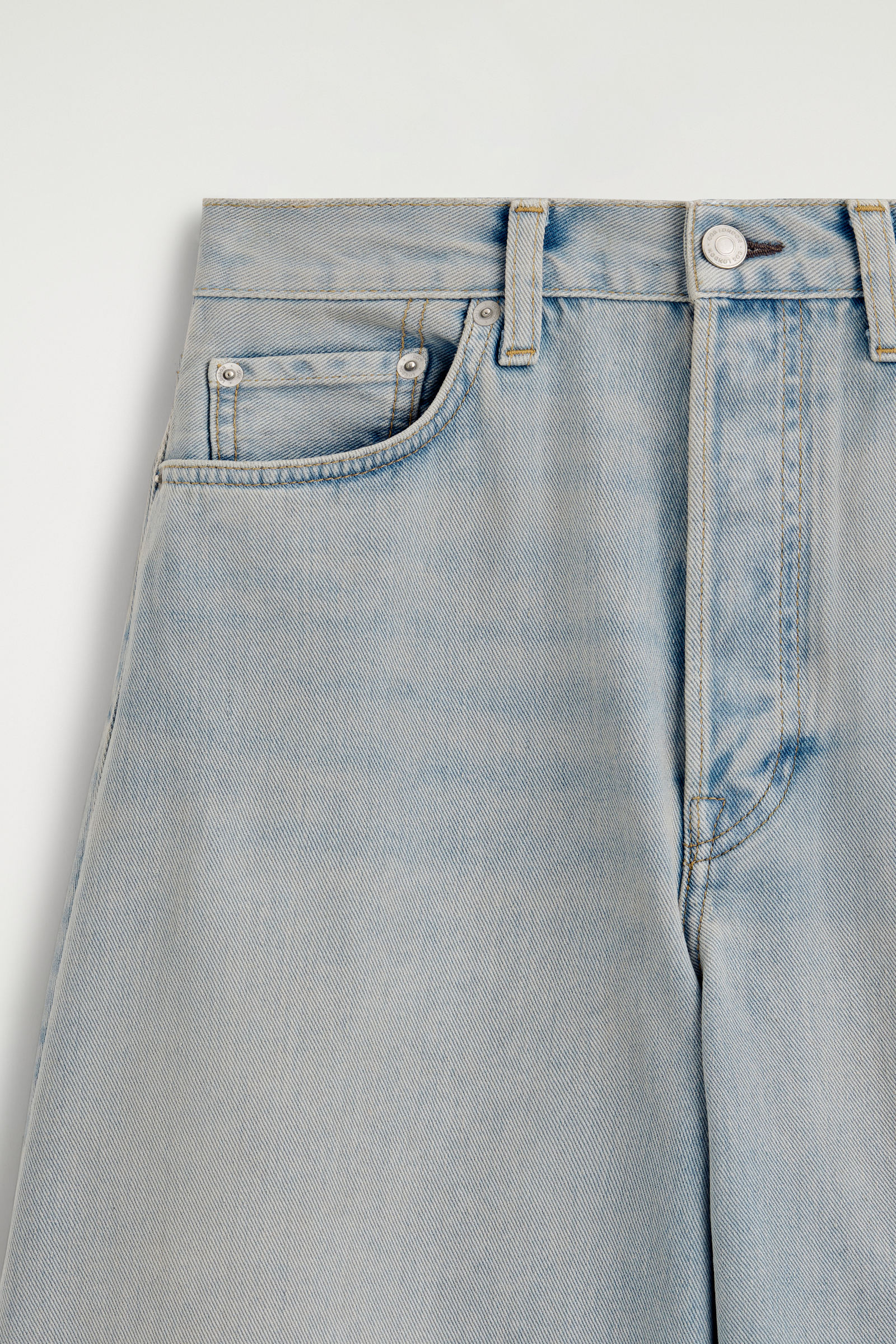 KNEE-LENGTH DENIM SHORTS ニーレングス デニムショートパンツ ライト
