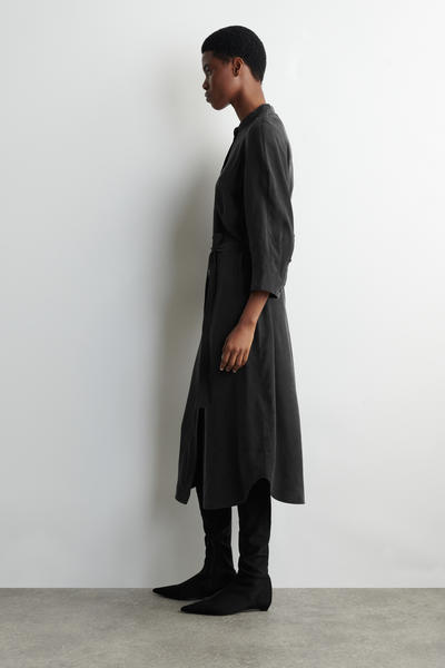 COS ベルト付きノーカラーミディシャツワンピース