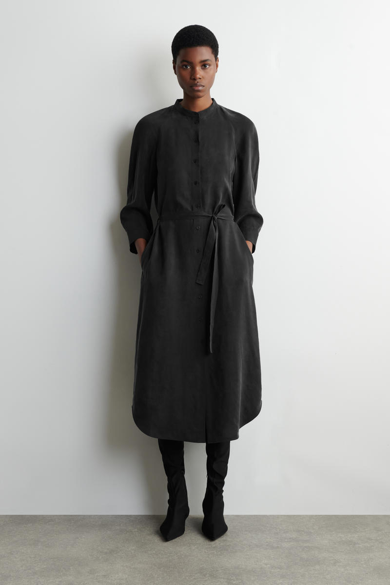 COS ベルト付きノーカラーミディシャツワンピース