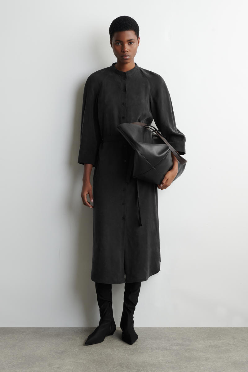 COS ベルト付きノーカラーミディシャツワンピース