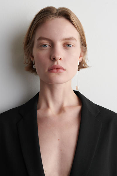 COS ミスマッチ レクタングル パールドロップ イヤリング