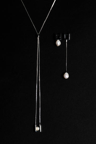 COS ミスマッチ レクタングル パールドロップ イヤリング