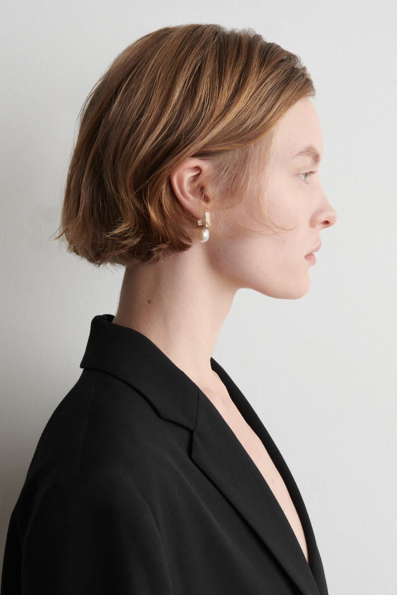 COS ミスマッチ レクタングル パールドロップ イヤリング