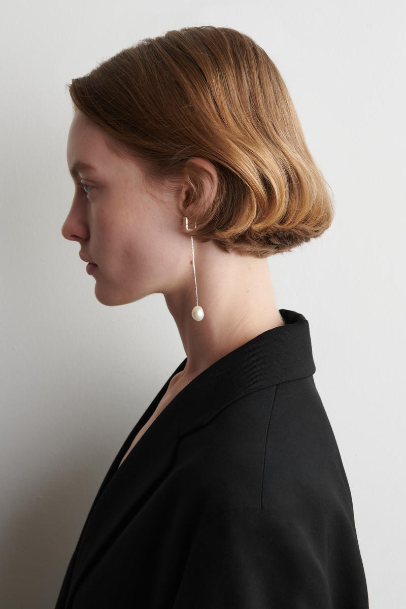 COS ミスマッチ レクタングル パールドロップ イヤリング