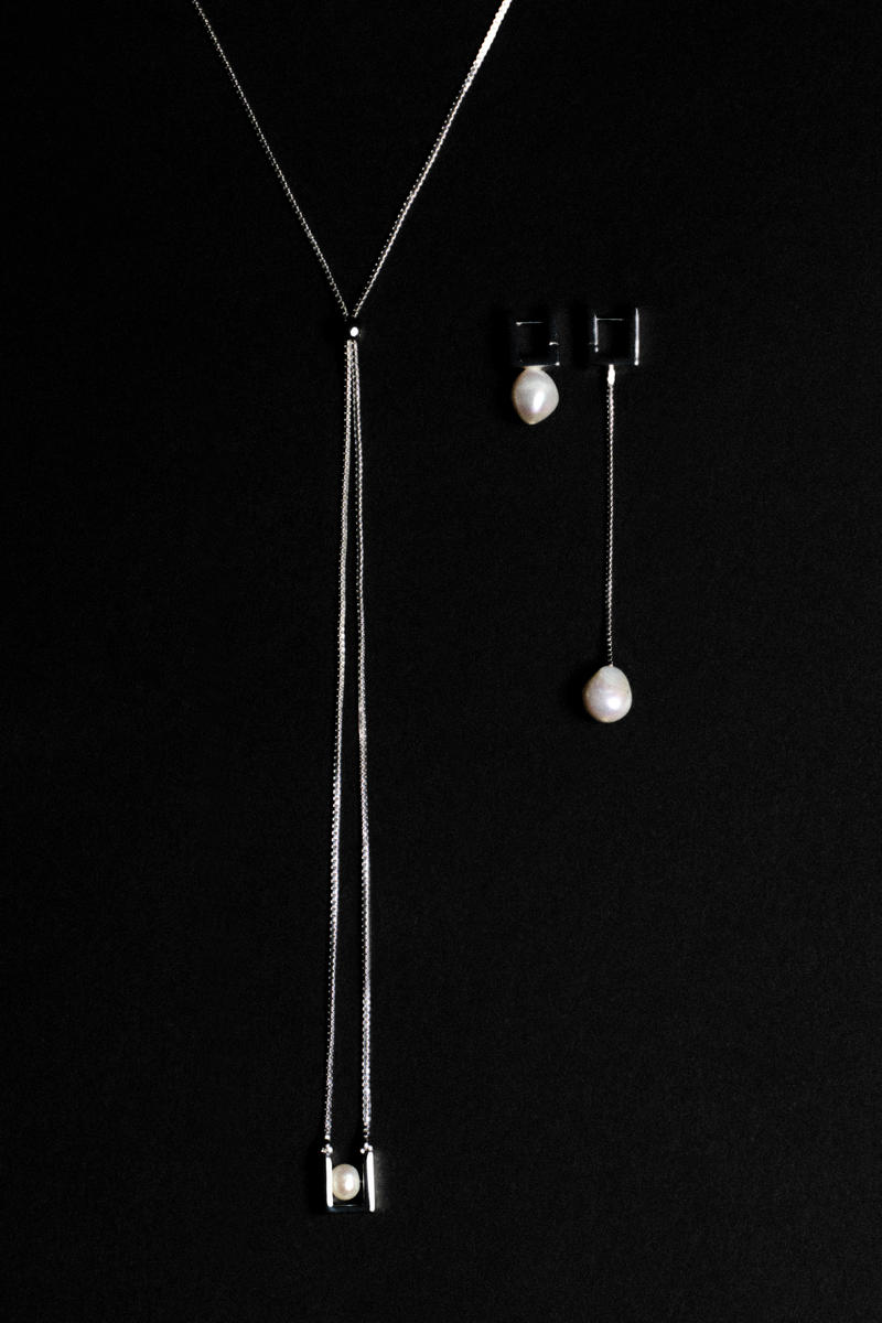 COS ミスマッチ レクタングル パールドロップ イヤリング