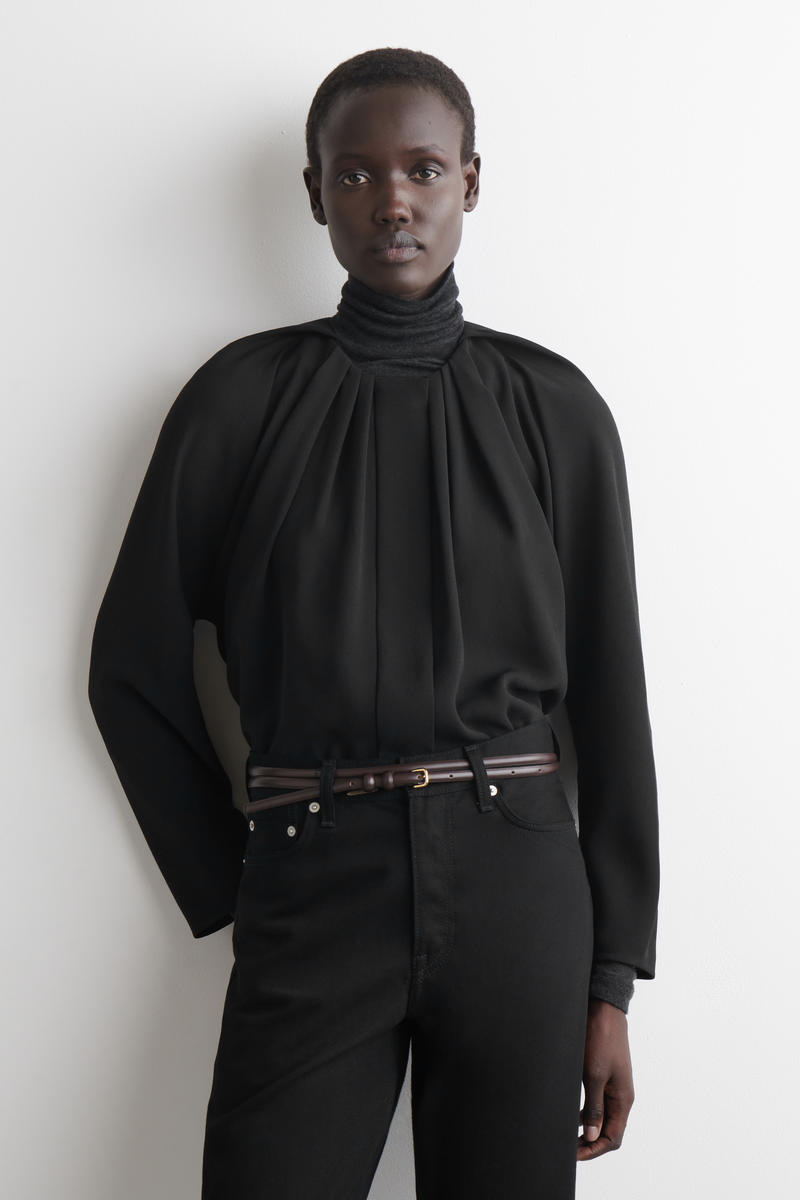 COS ボリュームプリーツブラウス