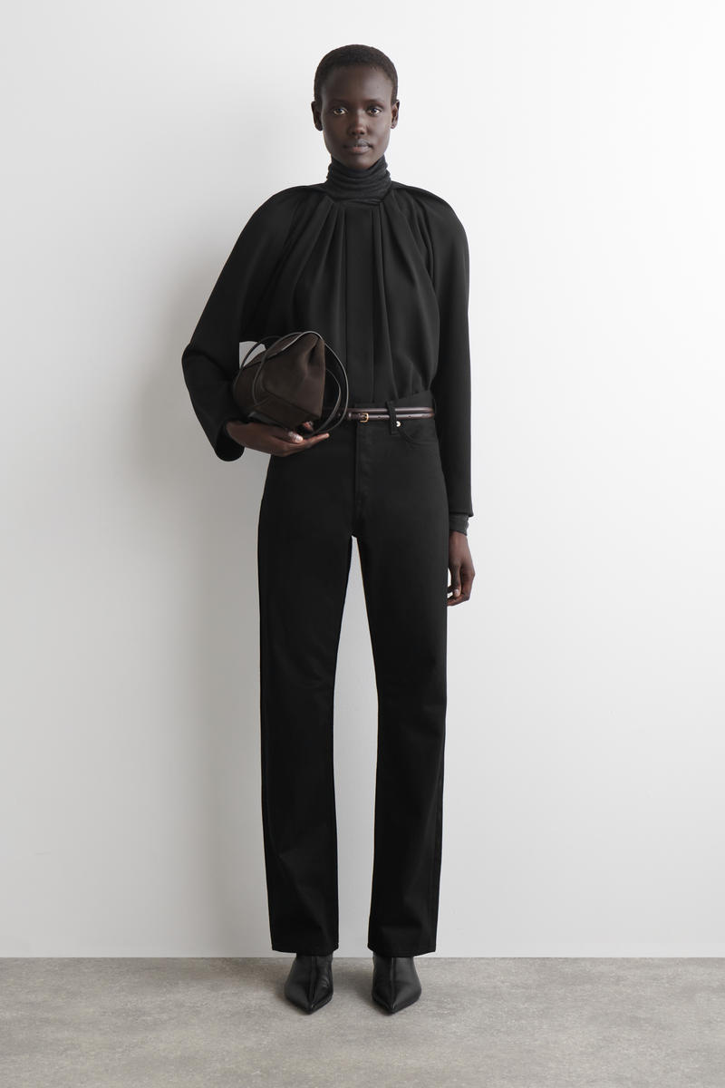 COS ボリュームプリーツブラウス