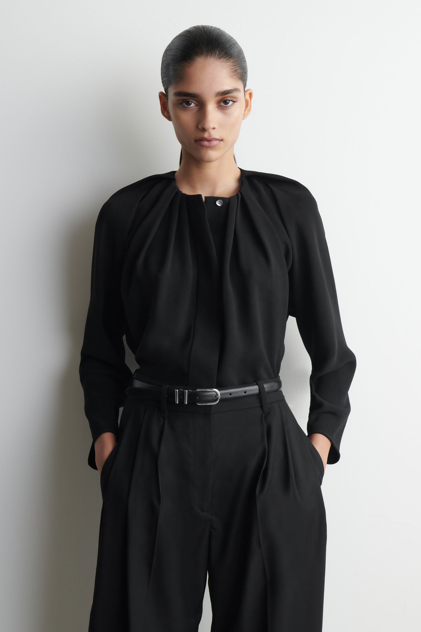 VOLUMINOUS PLEATED BLOUSE ボリュームプリーツブラウス ブラック｜COS