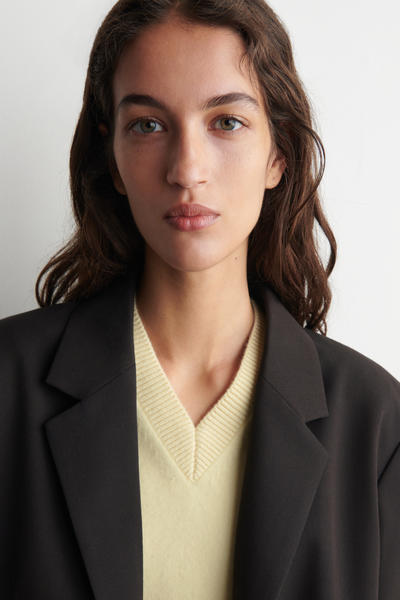 COS ラウンドウールVネックセーター