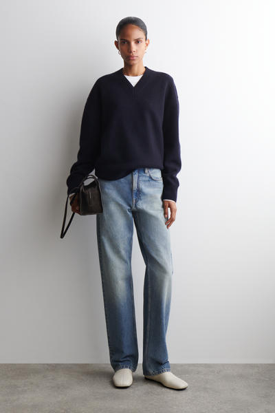 COS ラウンドウールVネックセーター