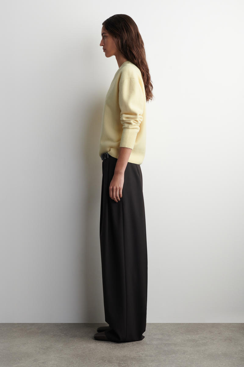 COS ラウンドウールVネックセーター