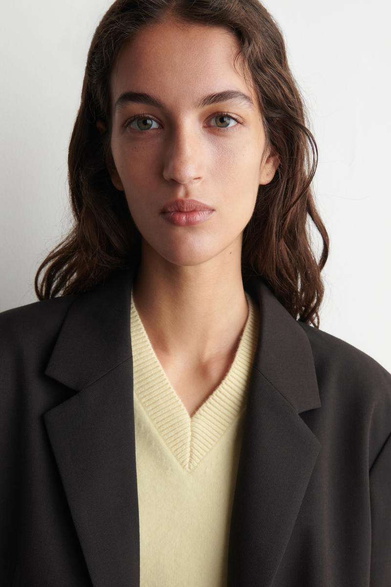 COS ラウンドウールVネックセーター